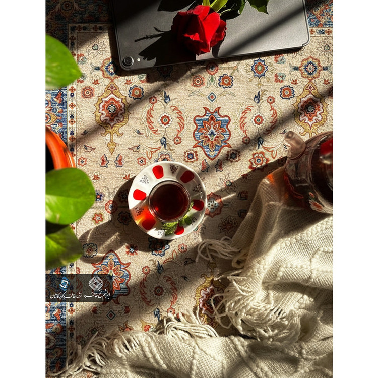 فرش ماشینی 1200 شانه زمینه کرم حاشیه سرمه ای مدل خاطره کویر کاشان گیلدا