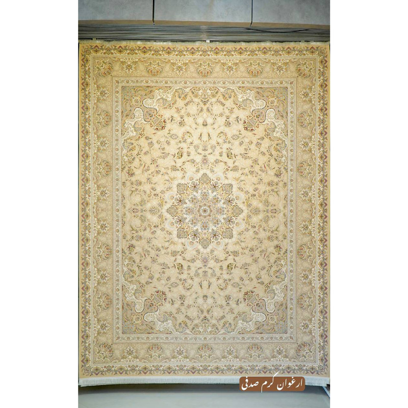 فرش ماشینی 1500 شانه زمینه کرم حاشیه شکلاتی مدل خاطره کویر کاشان ارغوان