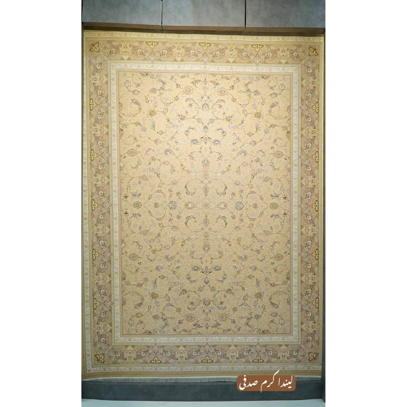فرش ماشینی 1500 شانه زمینه کرم حاشیه شکلاتی مدل خاطره کویر کاشان لیندا